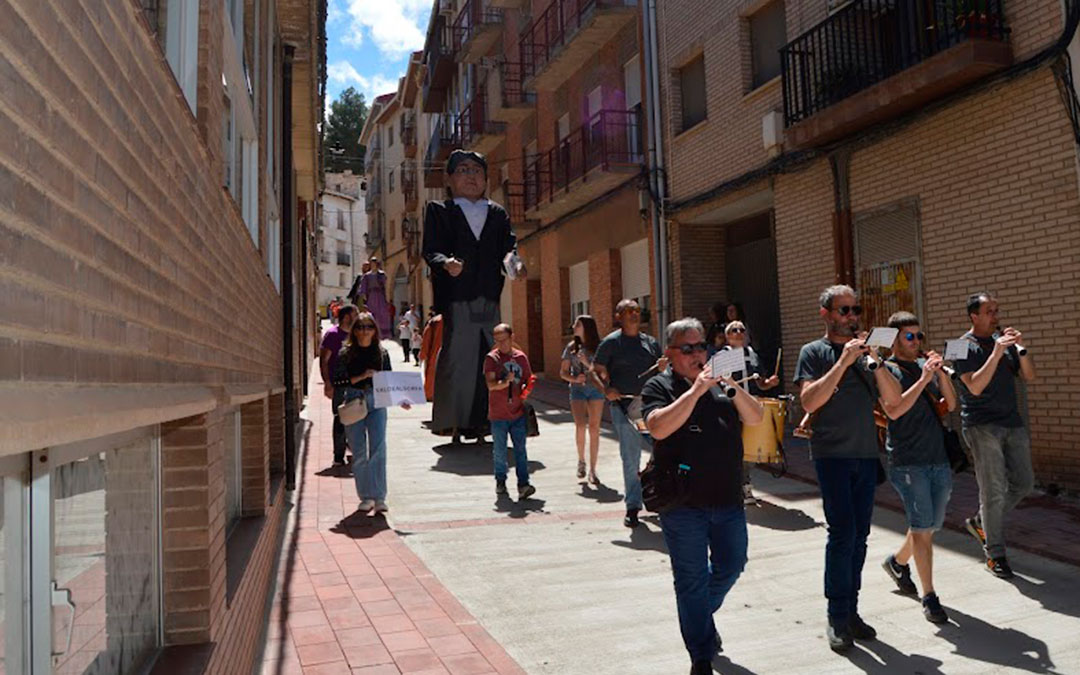 Valdealgorfa con su gigante homenaje a Julián Casanova. / Eshijar