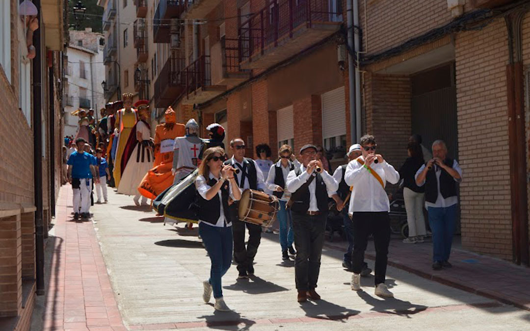 Desfile a su paso por la calle Otal. / Eshijar