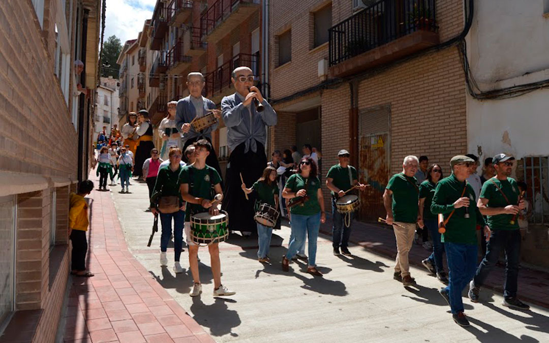 Los Gaités de Torrevelilla seguidos de los gigantes de Alcañiz y el Mas. / Eshijar
