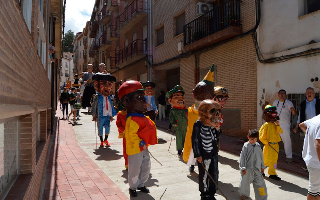 Los cabezudos hicieron correr a más de uno en el desfile. / Eshijar