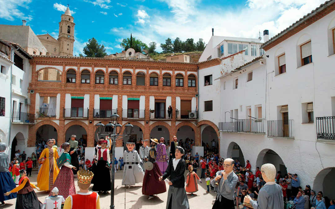 Baile conjunto de gigantes y gigantillos en la plaza de la Villa en el VI Encuentro de Híjar. / José María Meseguer
