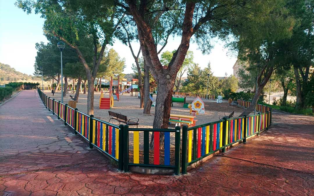 Parque infantil del Castillo con nuevos y renovados juegos. / Ayto. Híjar
