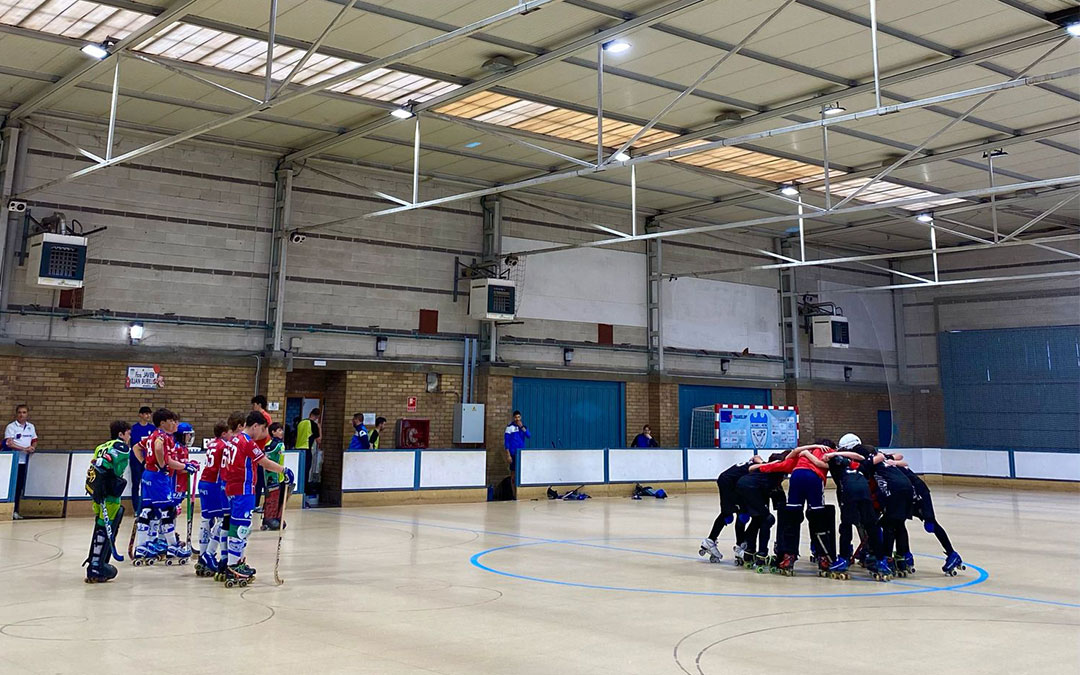 Instantes de un partido de hockey categoría alevín. / R.S