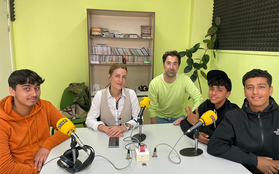 Directora del IES Mar y alumnos en Radio Caspe./ S.F.