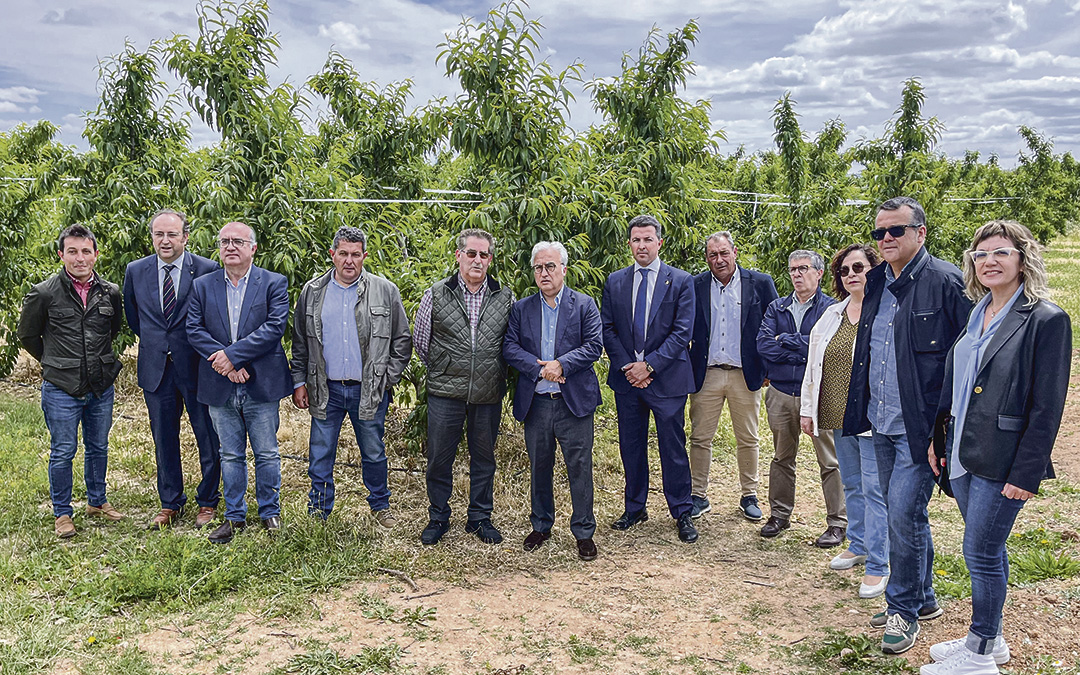 Foto de familia de regantes junto a autoridades ayer en Calanda tras la presentación del nuevo sistema de riegos. /C.O
