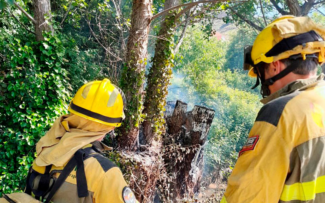Momento de los trabajos de extinción de un incendio en Alcorisa la semana pasada / INFOAR
