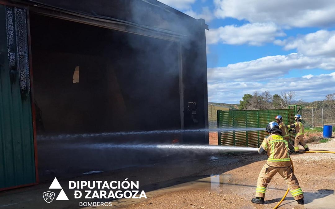 Los bomberos han intervenido durante dos horas y media./ DPZ