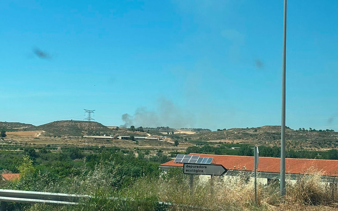 El humo del incendio se avistaba desde la localidad./L.C.