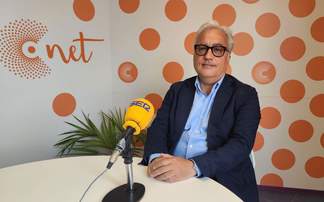 Javier Rincón, en los estudios de Radio La Comarca./ L.C.
