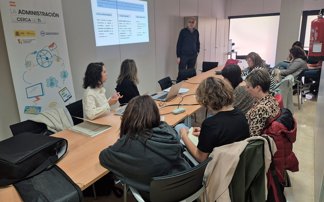 Formación sobre la gestión de ayudas en situaciones de emergencia. / L.C