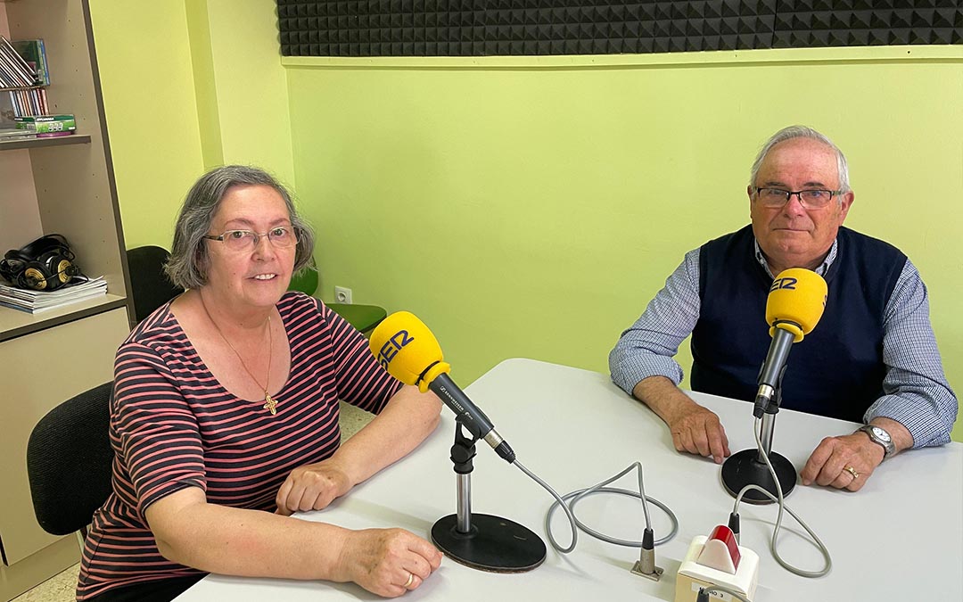 Josefina Rufau y José Zuriguel en Radio Caspe./ S.F.