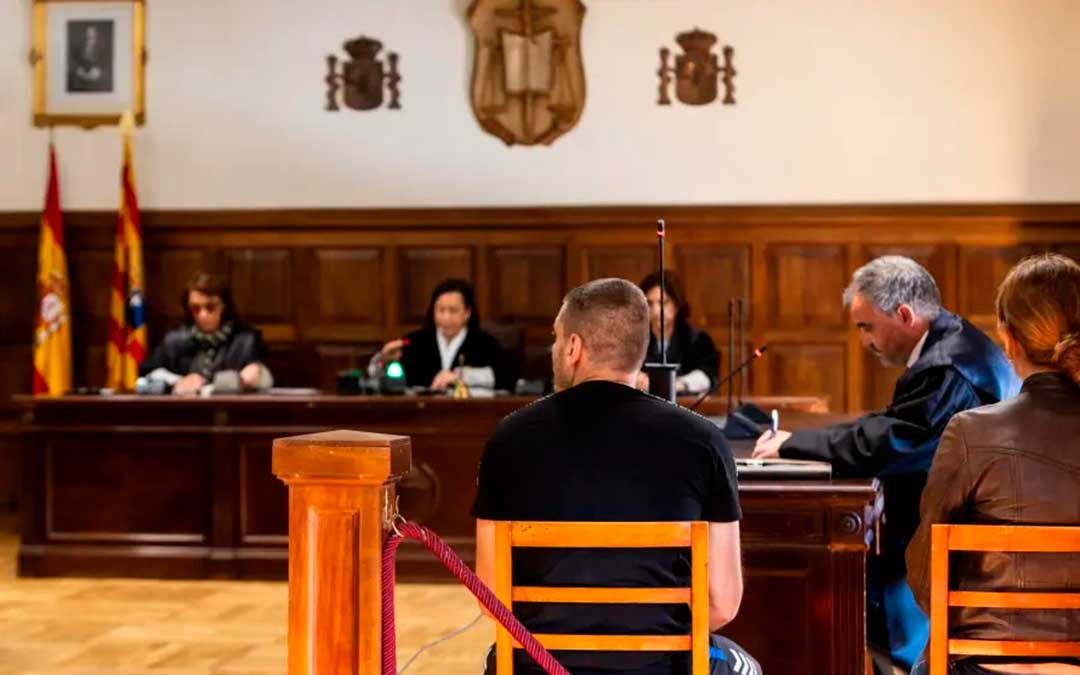 El acusado, este martes, ante la Audiencia de Teruel, que dictará una sentencia de conformidad / Javier Escriche