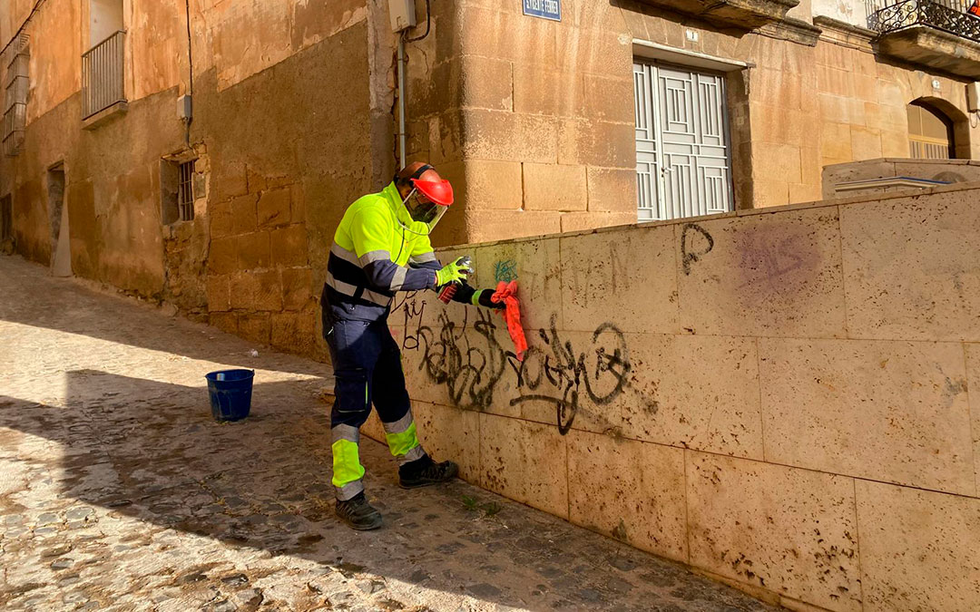 La brigada ha estado limpiando con productos específicos para retirar la pintura./ AYTO ALCANIZ