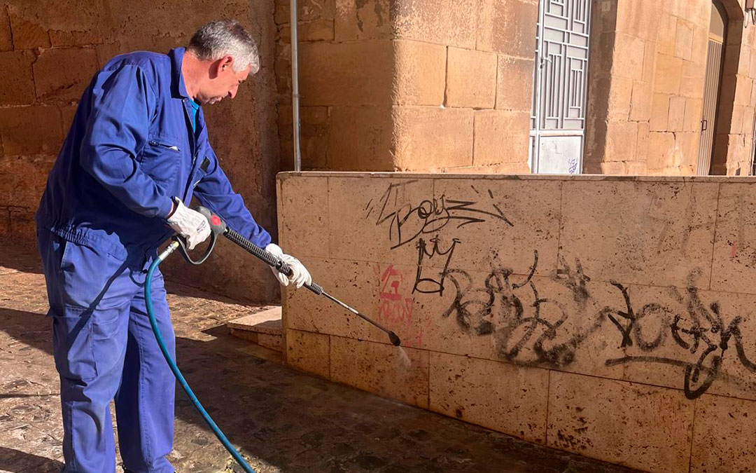 Los trabbajos se han completado con el agua caliente de la hidrolimpiadora./ AYTO ALCANIZ