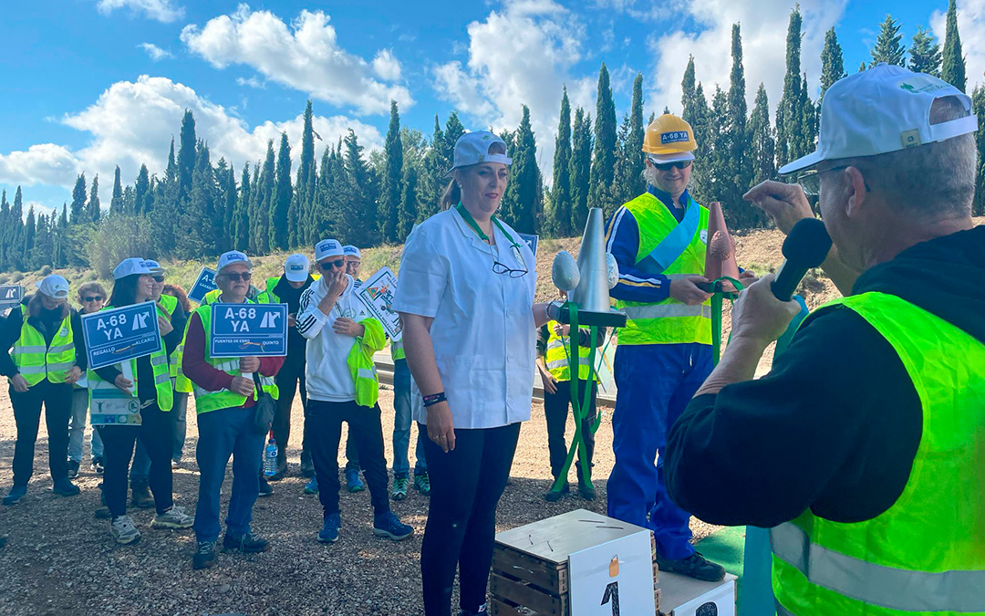 Teruel Existe ha escenificado en su nueva protesta por la A-68 este domingo una entrega de premios a los colectivos más afectados por los retrasos en su construcción / TE