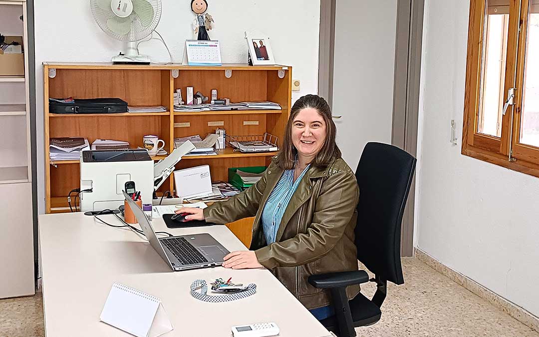 María Escorihuela en su consultorio en Mazaleón./ Archivo Personal.