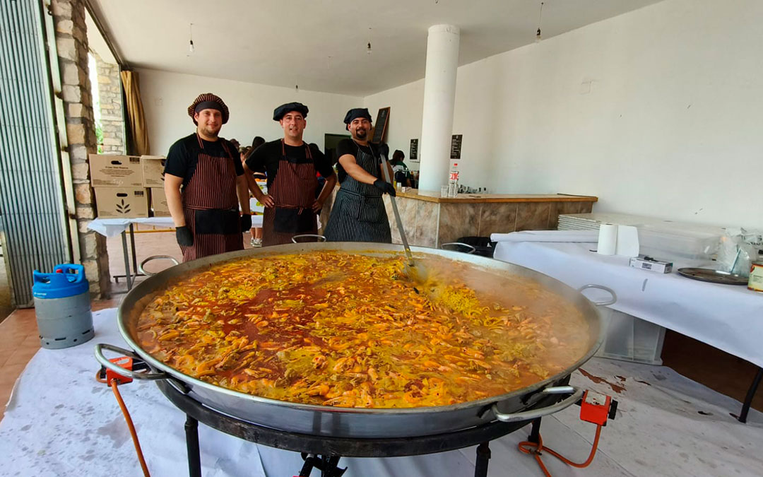 Preparación de la paella popular en la que se prepararon 450 raciones. / Ayto de Caspe