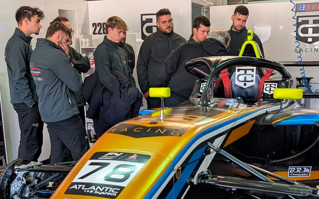 Imagen de los alumnos visitando un box del Racing Weekend en MotorLand Aragón./ MOTORLAND