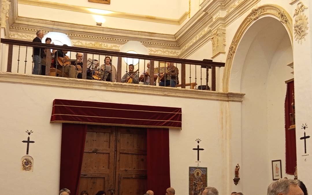 Coro cantando en la misa del Día de la Rosa./M.J. Salvador