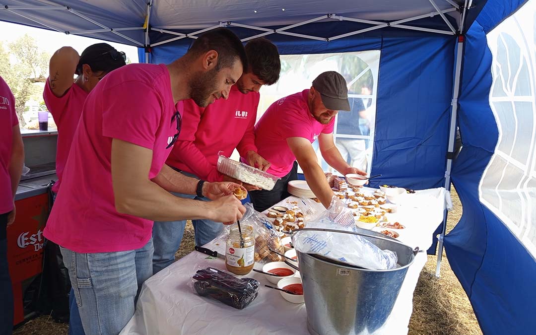 Miembros del Club de la Juventud, preparando el aperitivo./M.J. Salvador