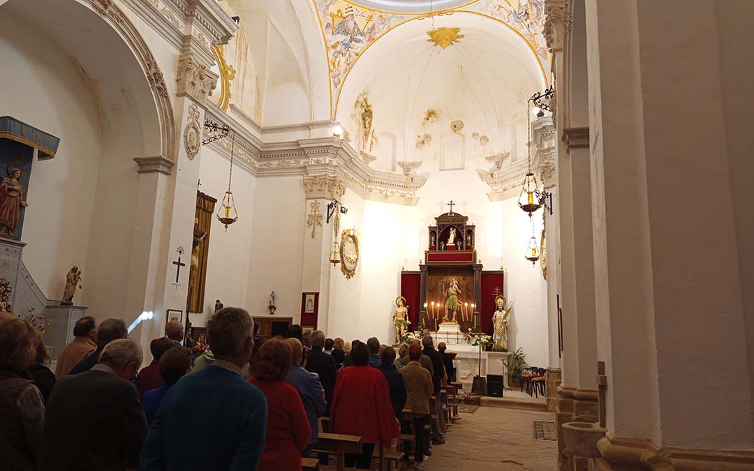 Misa en el interior de la ermita de San Cristóbal./M.J. Salvador
