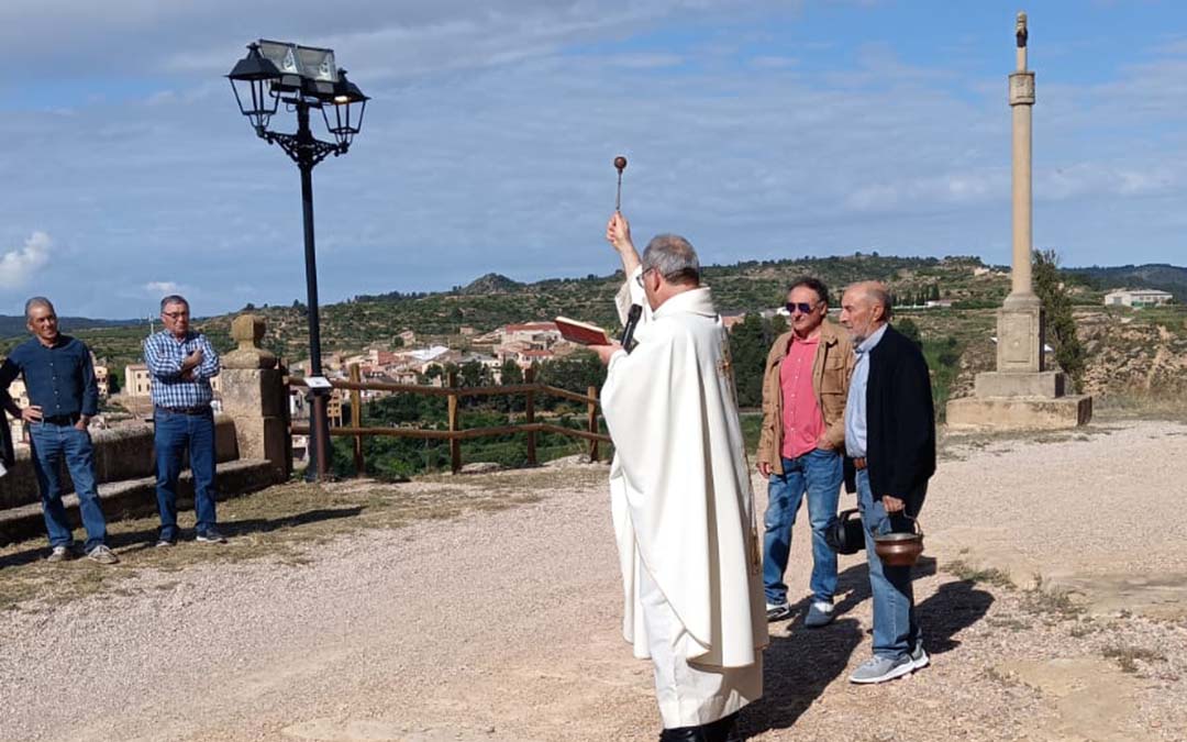 El Párroco bendiciendo los términos de Mazaleón, antes de la misa./M.J. Salvador