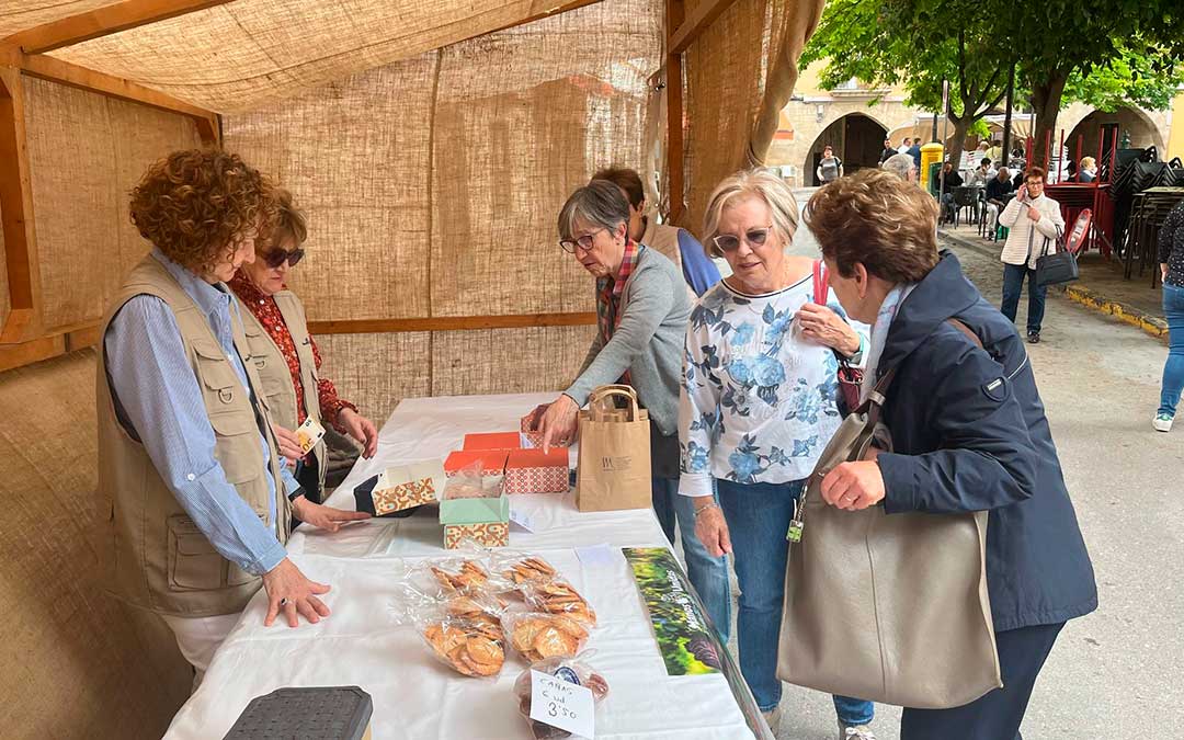 Primer mercado Cultura del Sabor de Caspe que se ha celebrado este sábado / L. Castel