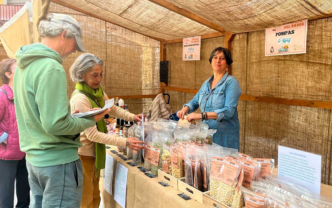 Primer mercado Cultura del Sabor de Caspe que se ha celebrado este sábado / L. Castel