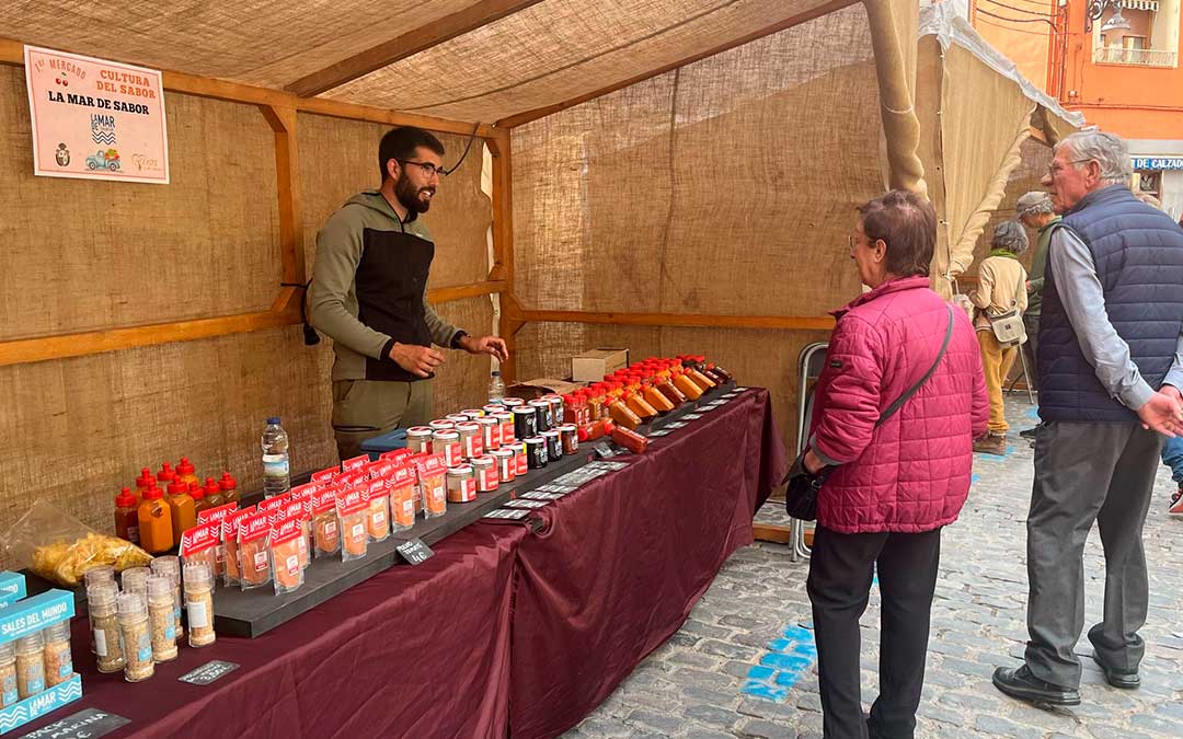 Primer mercado Cultura del Sabor de Caspe que se ha celebrado este sábado / L. Castel
