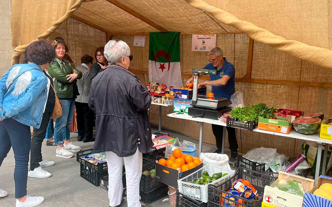 Primer mercado Cultura del Sabor de Caspe que se ha celebrado este sábado / L. Castel