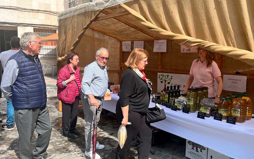 Primer mercado Cultura del Sabor de Caspe que se ha celebrado este sábado / L. Castel