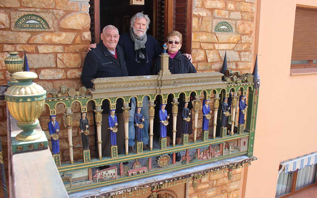 Miguel Guillén (izq.) junto a su mujer Pilar Lafuente y su amigo Miguel Ángel Abril, en 2018 / L. Castel