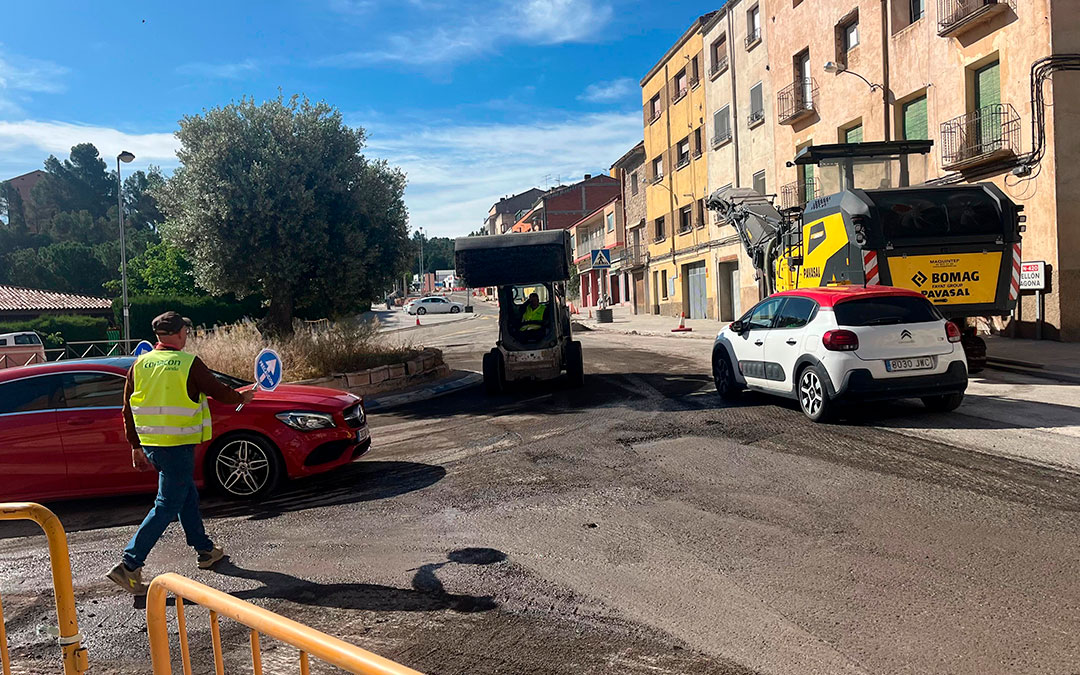 Los trabajos de asfaltado en el inicio de la avenida Maestrazgo se solapaban este jueves con la hora punta de tráfico rodado saliendo de Alcañiz en dirección al Polígono Industrial Las Horcas./ C.O.