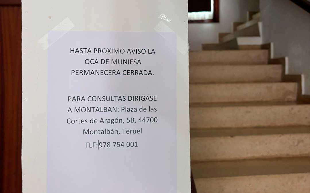 Cartel anunciando el cierre que encuentran desde el martes 27 los agricultores y ganaderos que acuden a la OCA de Muniesa / R.B.