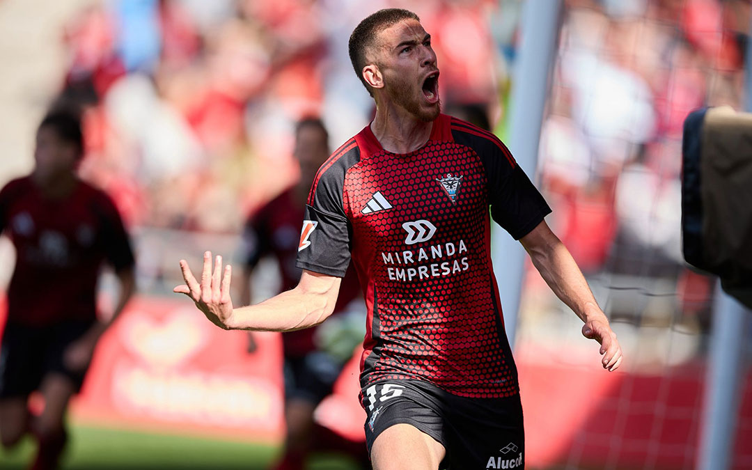 Pablo Tomeo durante un partido con el C.D. Mirandés, club en el que está consolidando su mejor temporada como profesional./ David Pérez-Cejuela