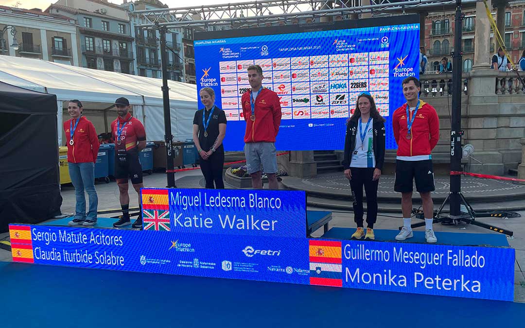 Guillermo Meseguer (a la derecha), logró el tercer puesto en el podio del Campeonato de Europa de Triatlón./ L.C.