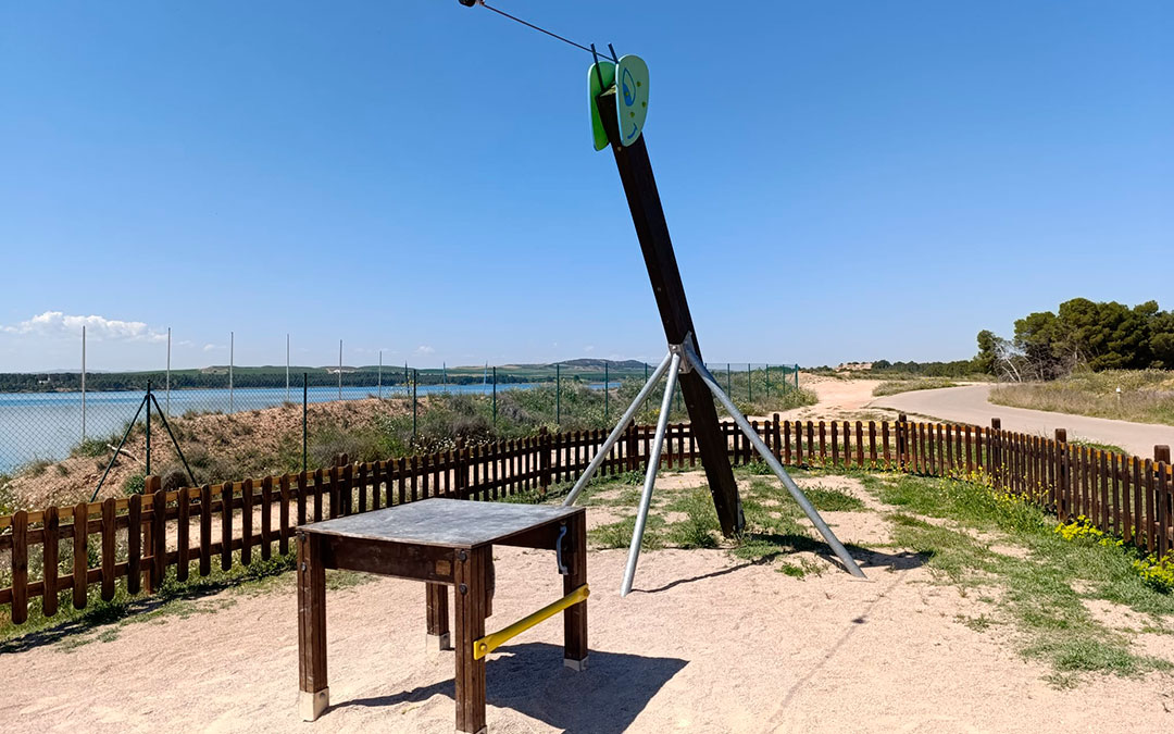 También se ha tratado la madera de la tirolina, uno de los mayores atractivos del espacio./ AYTO ALCAÑIZ