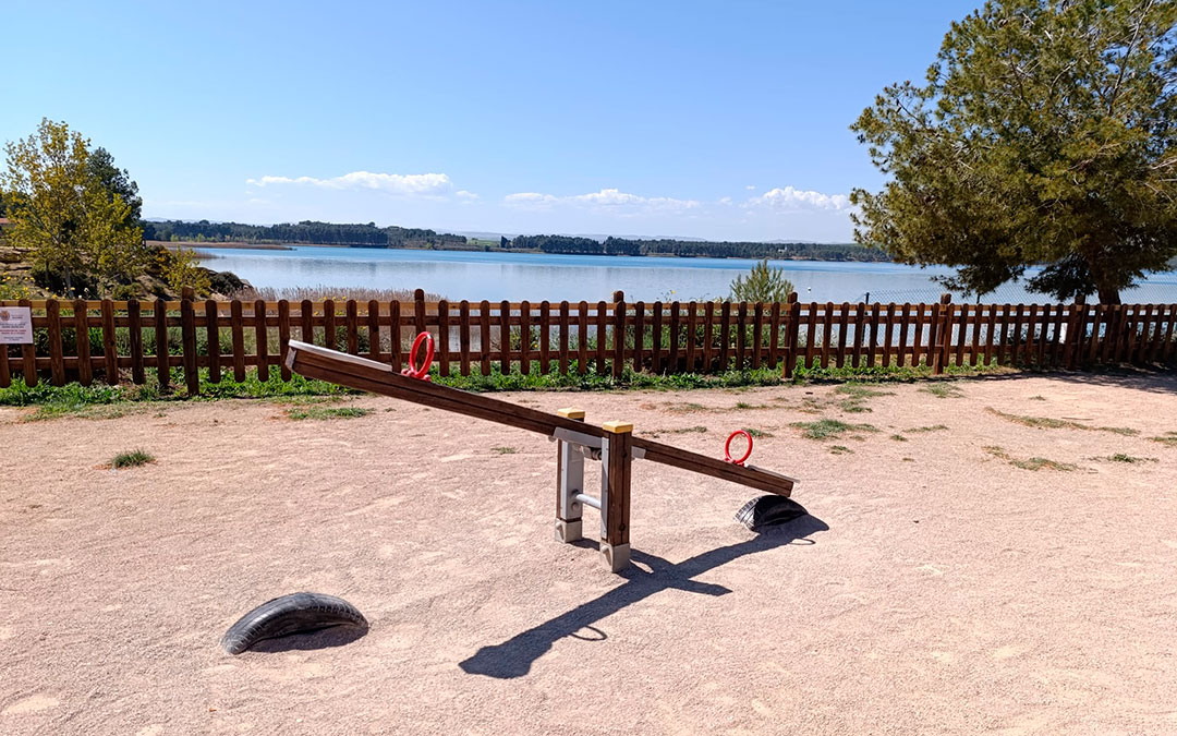 Uno de los juegos del parque infantil de la estanca que se han arreglado./ AYTO ALCAÑIZ