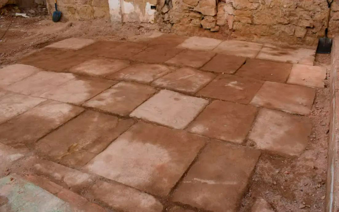 Parte del pavimento encontrado en uno de los patios interiores./ ARQUEOTEGUTI L.C.