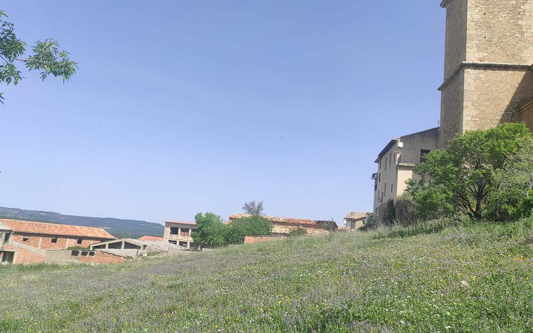 Imagen de las antiguas granjas que se demolerán en Peñarroya de Tastavins, para construir viviendas./Ayto. Peñarroya