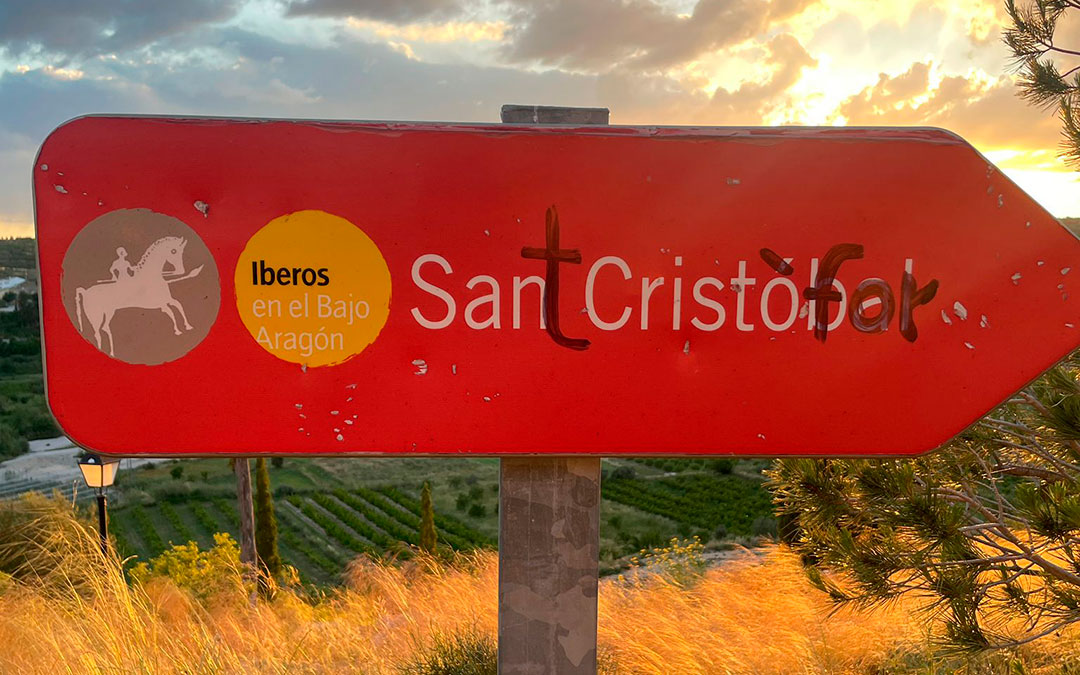 Pintadas en uno de los accesos a la ermita de San Cristobal./ CO MATARRAÑA