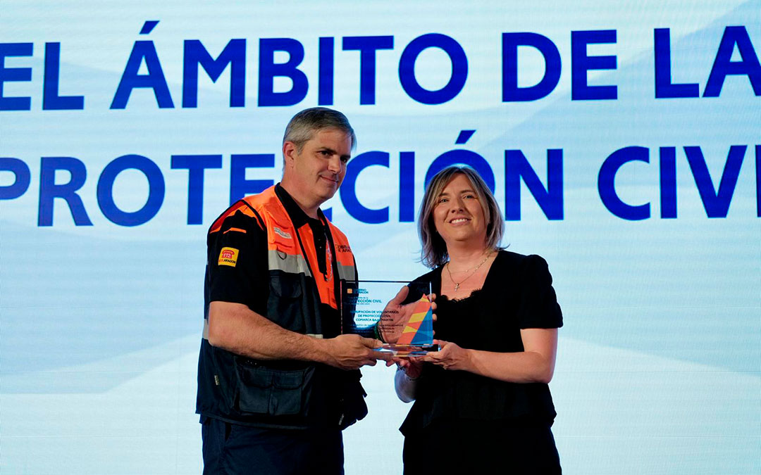 El presidente de la agrupación, Miguel Fandos, ha recogido la placa./ DGA
