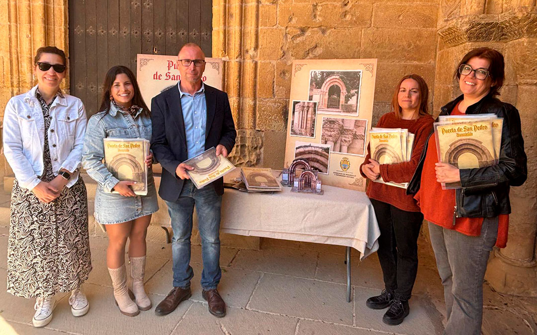 Presentación del recortable con las profesoras de los primeros centros en los que se ha implementado la actividad./ M.M.R.