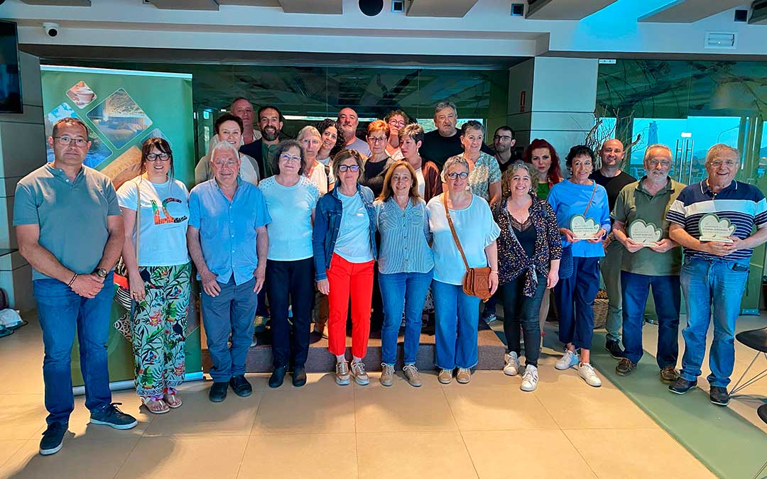 Foto de familia de premiados, socios e instituciones en la Gala de Turismo del Maestrazgo que tuvo lugar este jueves en Cantavieja / Empresarios Maestrazgo