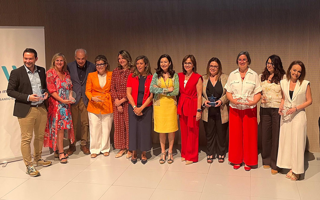 Foto de familia tras la recogida del premio del II Ranking de Empresas por la Igualdad en Aragón./ SARGA