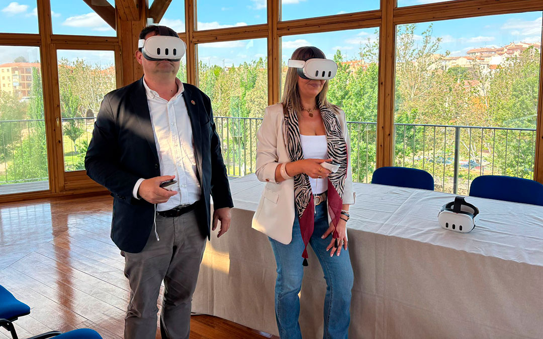 El alcalde, Miguel Ángel Estevan, y la concejal de Turismo, Belén Adán./ M.M.R.