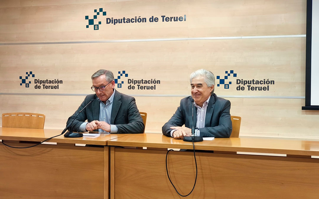 El residente de la DPT Joaquín Juste y el presidente de AECC Teruel Miguel Ángel Sauras han presentado la edición de este año./ DPT
