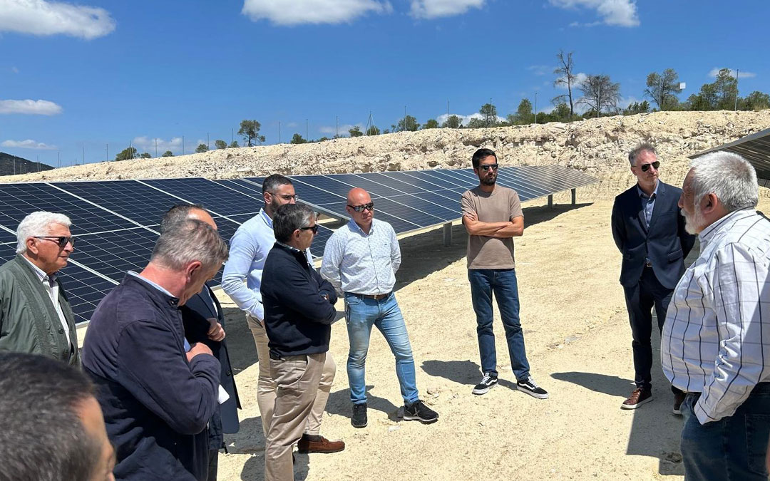 Presentación de la placa fotovoltaica de autoconsumo de la Comunidad de Regantes, este martes./ Magnolia Mestre