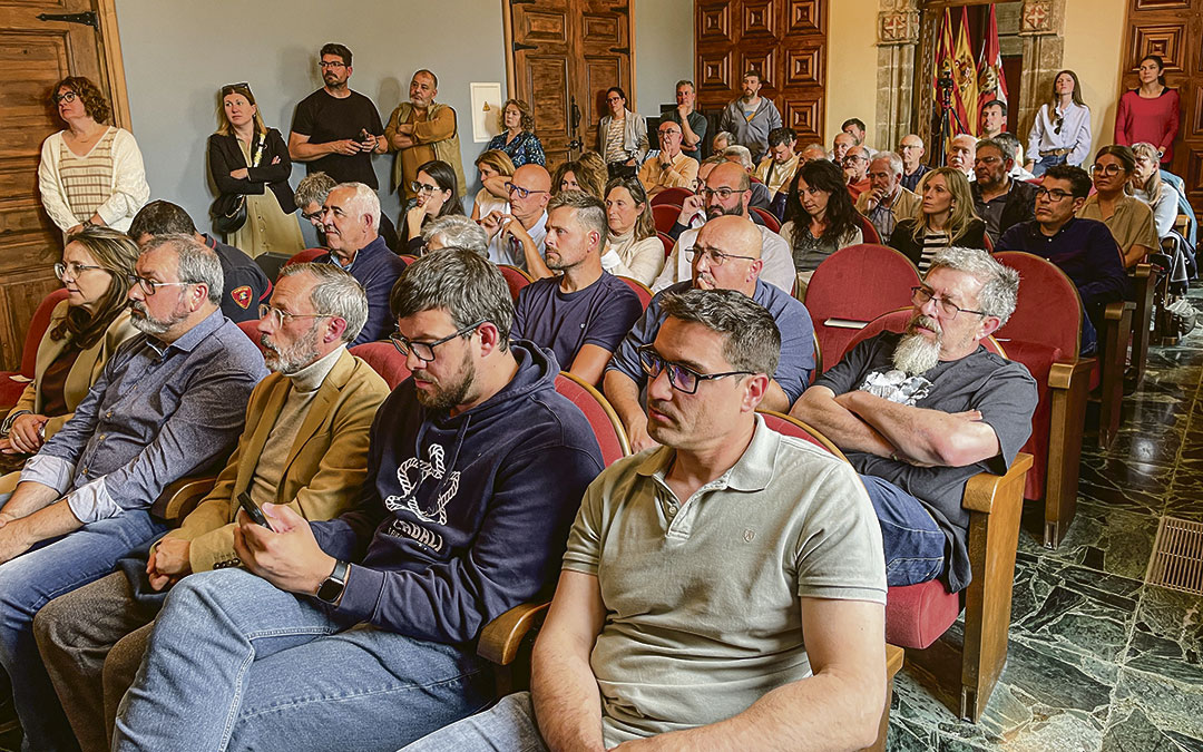 El salón de plenos se llenó con unos 60 asistentes entre autoridades, entidades locales y vecinos. / S.F
