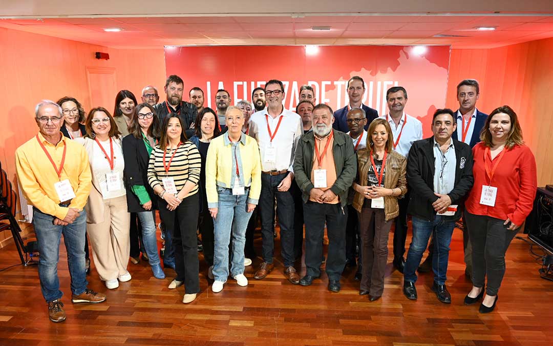 Rafa Guía, en el centro, con la nueva ejecutiva de los socialistas turolenses / PSOE Teruel